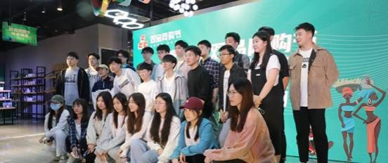 一群人站在台上低可信度描述已自动生成